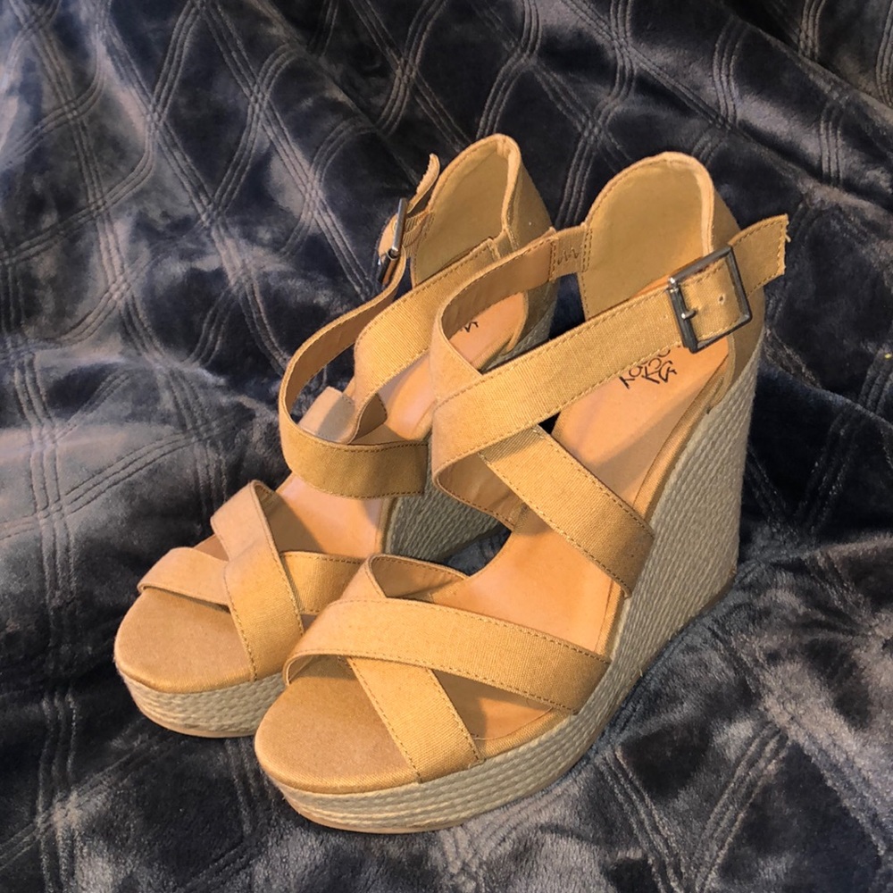 Wedge Sandals cream color size 6